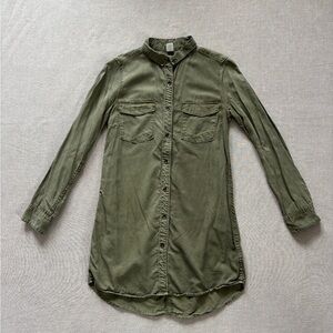 H&M olive green button up shirt.